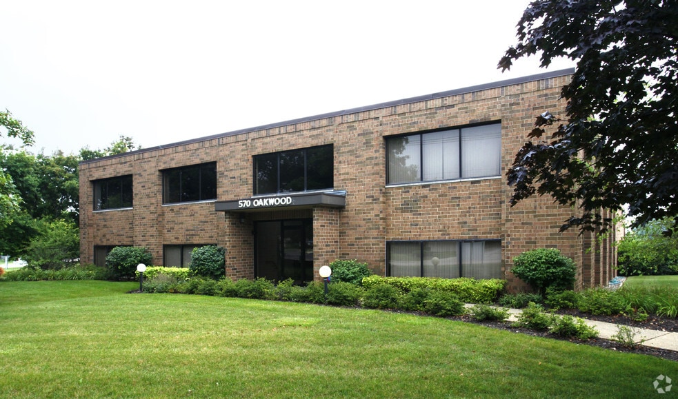 570 Oakwood Rd, Lake Zurich, IL for sale - Building Photo - Image 3 of 10