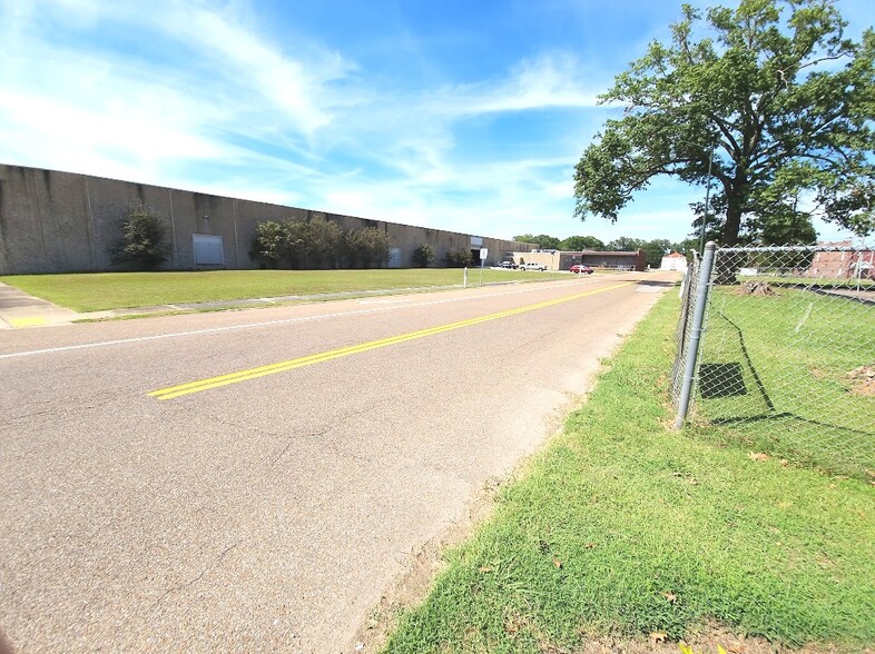 105 S Missouri St, Jackson, TN for lease - Building Photo - Image 3 of 9