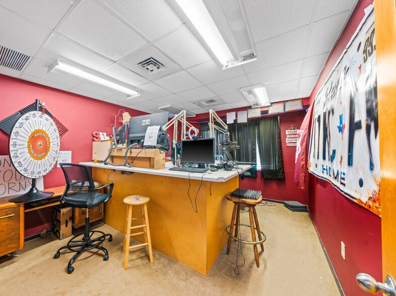 2125 Sidney Baker St, Kerrville, TX for sale - Interior Photo - Image 3 of 28