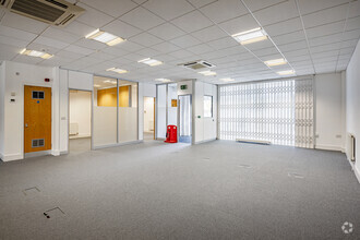 Skyhawk Av, Liverpool for lease Interior Photo- Image 1 of 10