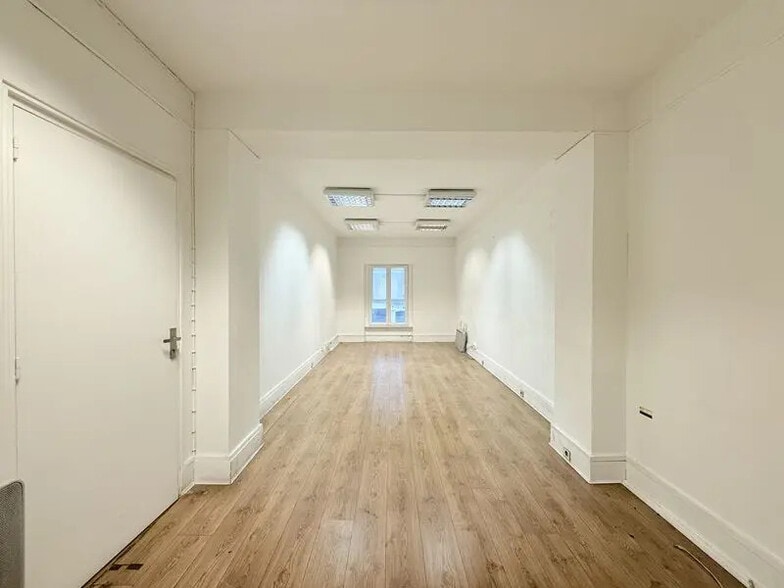Office in Paris for lease - Building Photo - Image 2 of 10