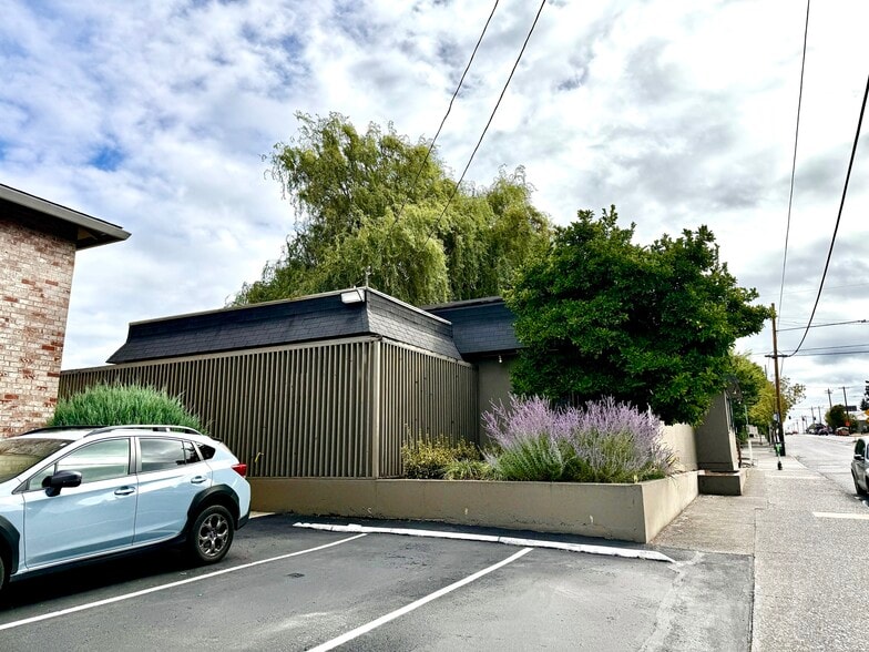 6405 NE Glisan St, Portland, OR for lease - Building Photo - Image 2 of 8