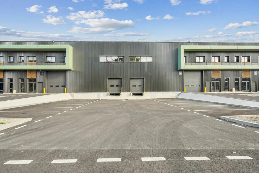 Industrial in Graveson for lease - Building Photo - Image 1 of 14