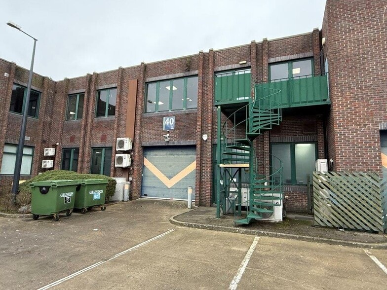 Leatherhead Rd, Chessington for lease - Building Photo - Image 2 of 8