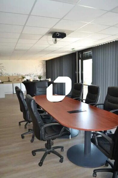 Office in Cenon for lease - Building Photo - Image 3 of 10