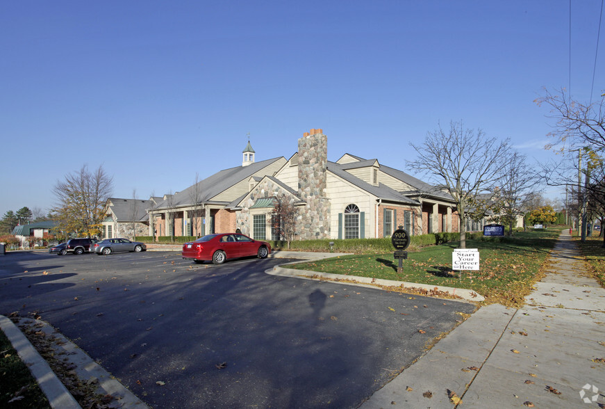 800-900 W University Blvd, Rochester, MI for lease - Primary Photo - Image 1 of 5