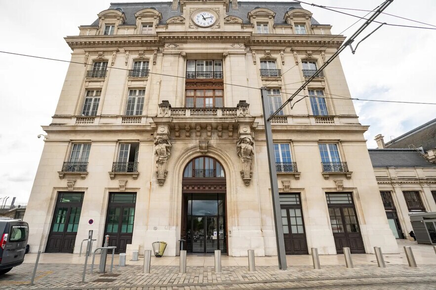 Office in Bordeaux for lease - Building Photo - Image 2 of 4