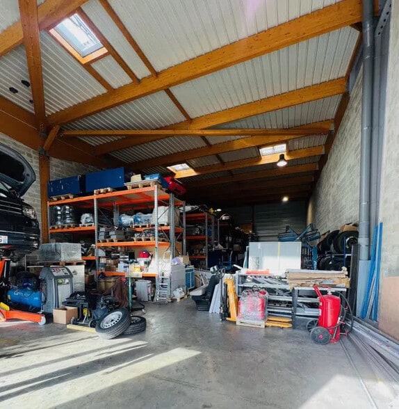 Rue Du Maréchal De Lattre De Tassigny, Élancourt for lease - Interior Photo - Image 2 of 6