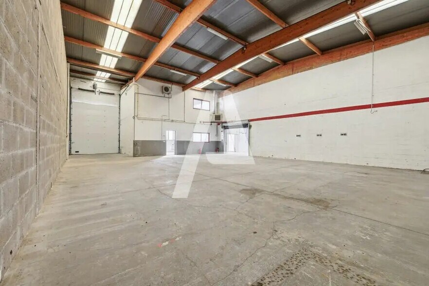 Flex in Émerainville for lease - Interior Photo - Image 3 of 5