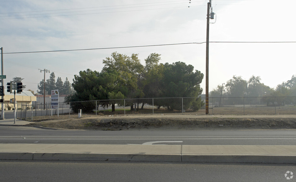 2827 W Clinton Ave, Fresno, CA for lease - Primary Photo - Image 1 of 4