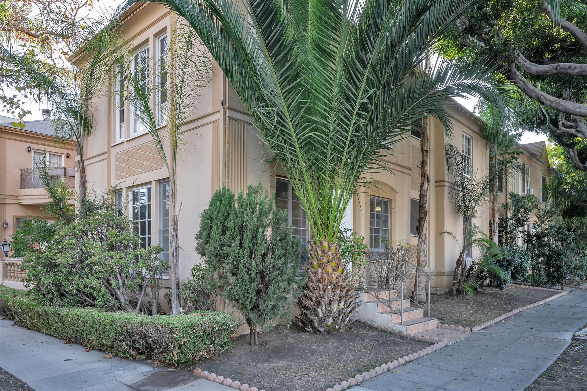 9000 Burton Way, Beverly Hills, CA 90211