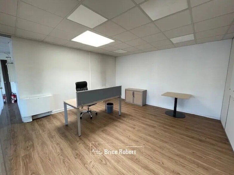 Office in Bron for lease - Interior Photo - Image 3 of 5