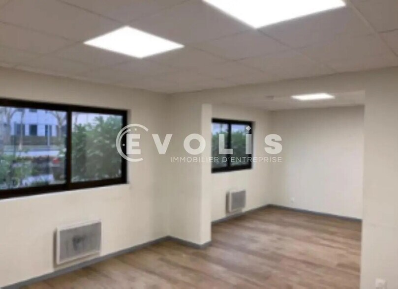 Office in Grigny for lease - Interior Photo - Image 2 of 8