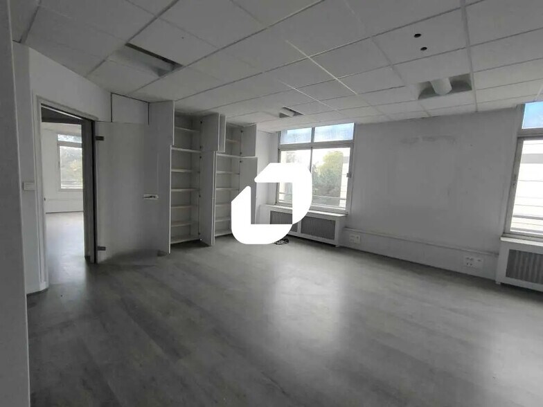 Office in Argenteuil for lease - Interior Photo - Image 1 of 17