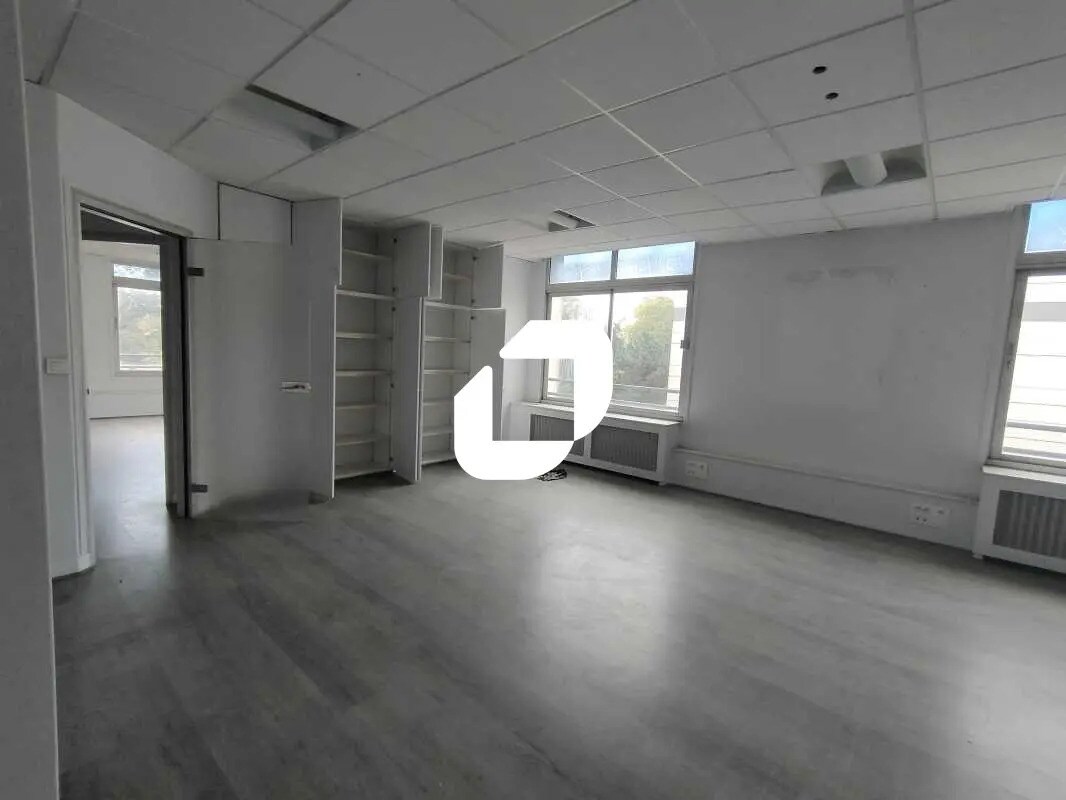 Office in Argenteuil for lease Interior Photo- Image 1 of 18