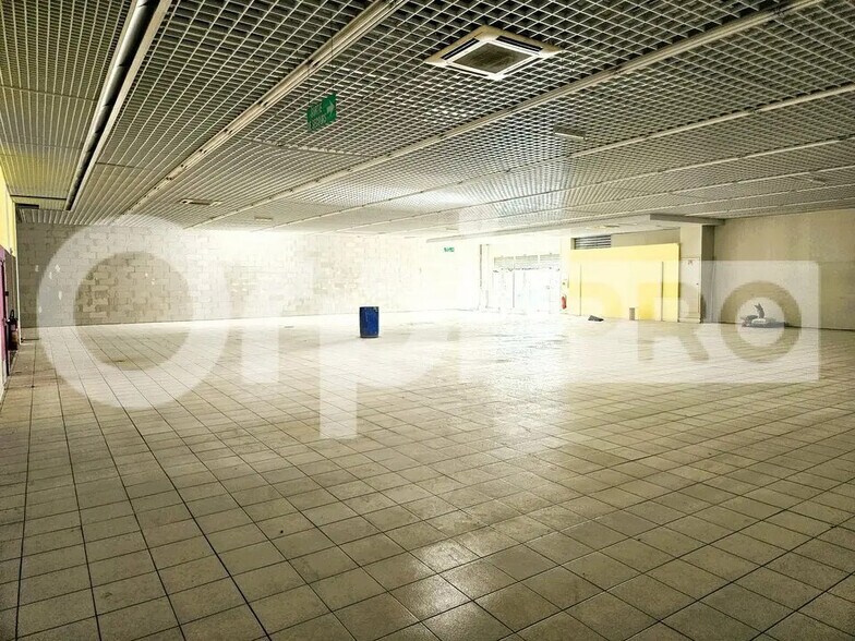 Retail in Soissons for lease - Building Photo - Image 2 of 4