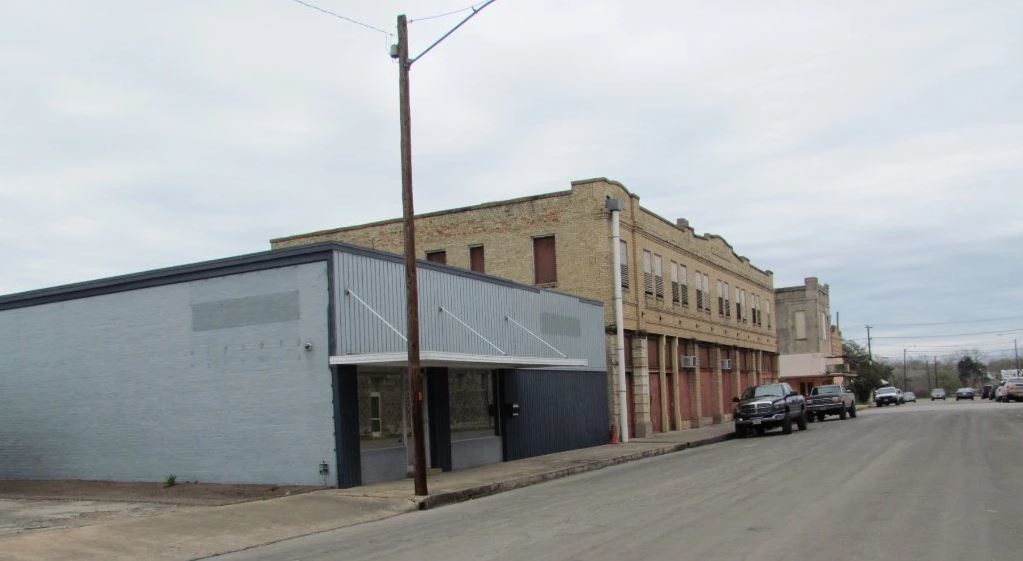 211 W May St, Yoakum, TX 77995