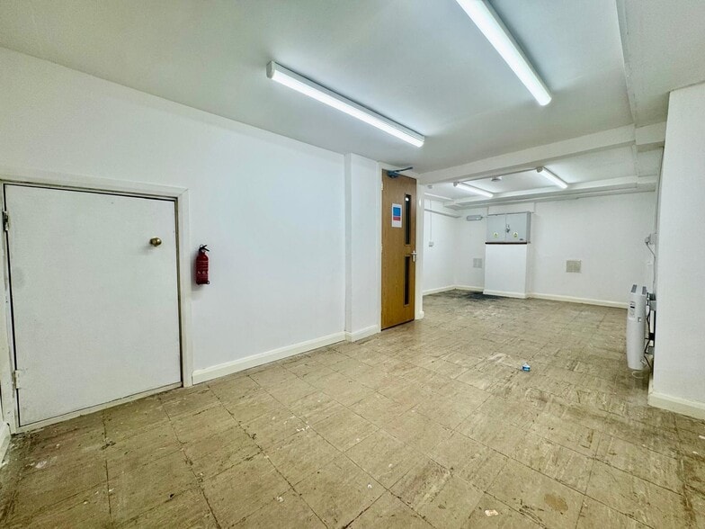 9 High Town Rd, Luton for lease - Building Photo - Image 3 of 5