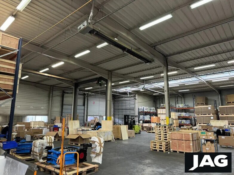 Office in Genas for lease - Interior Photo - Image 3 of 6