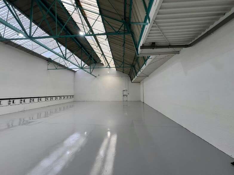 10 Ingate Pl, London for lease - Building Photo - Image 3 of 22