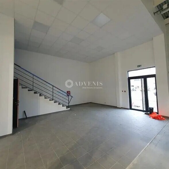 Flex in Carquefou for lease - Interior Photo - Image 2 of 8