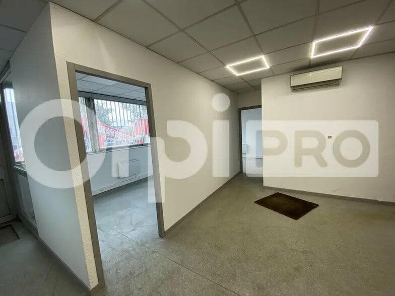 Flex in Vaulx-en-Velin for lease - Interior Photo - Image 3 of 5