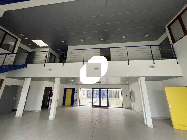 Office in Morangis for lease - Building Photo - Image 1 of 6