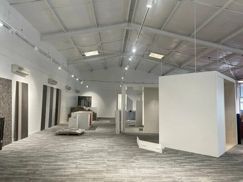 Retail in Vannes for lease - Building Photo - Image 1 of 4