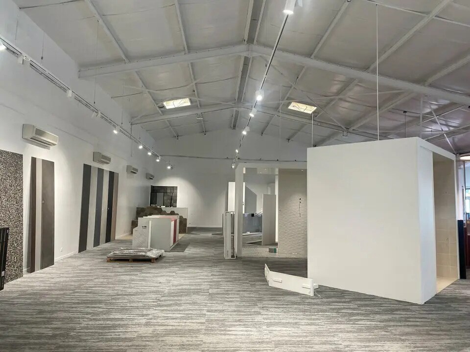 Retail in Vannes for lease Building Photo- Image 1 of 5