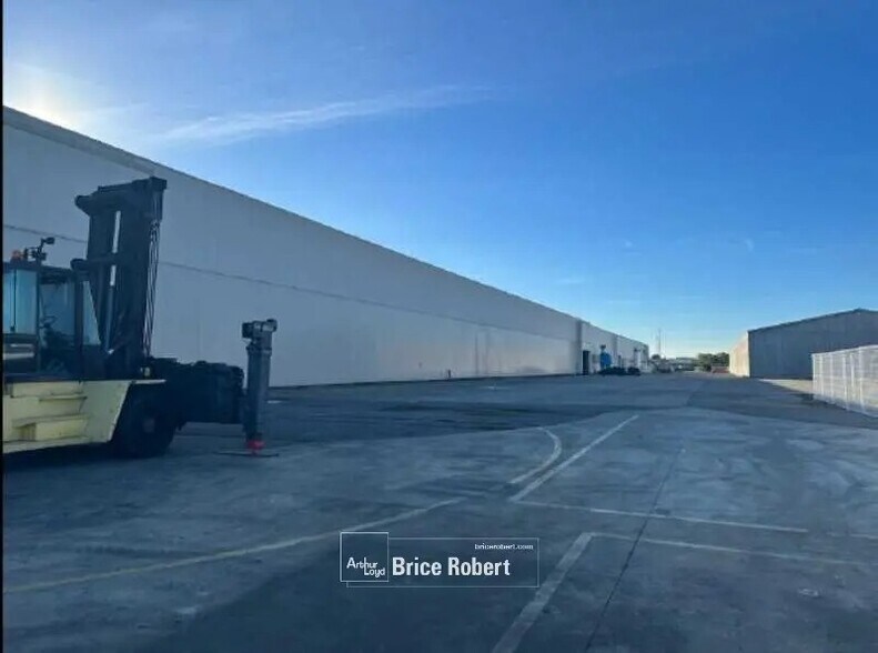 Industrial in Meyzieu for lease - Building Photo - Image 2 of 4