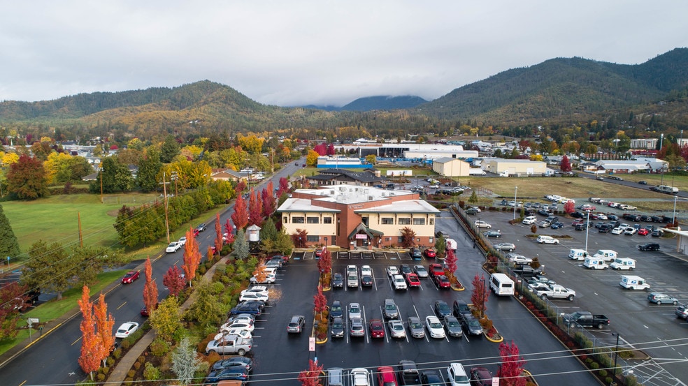 1701 NW Hawthorne Ave, Grants Pass, OR for sale - Building Photo - Image 1 of 1
