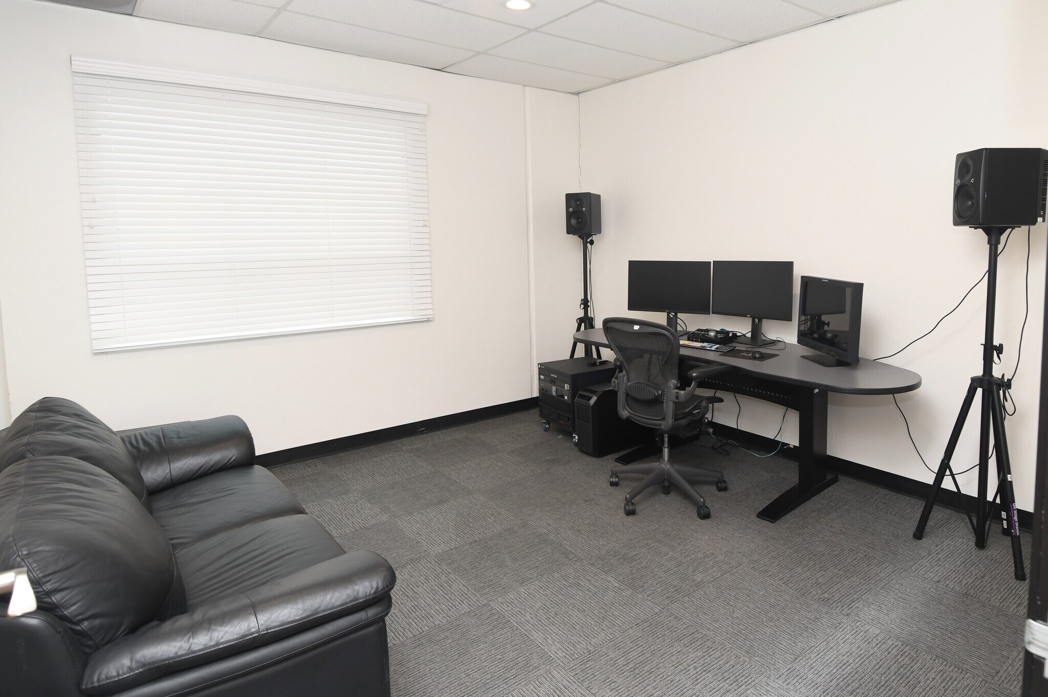 1111 S Victory Blvd, Burbank, CA for lease Building Photo- Image 1 of 11