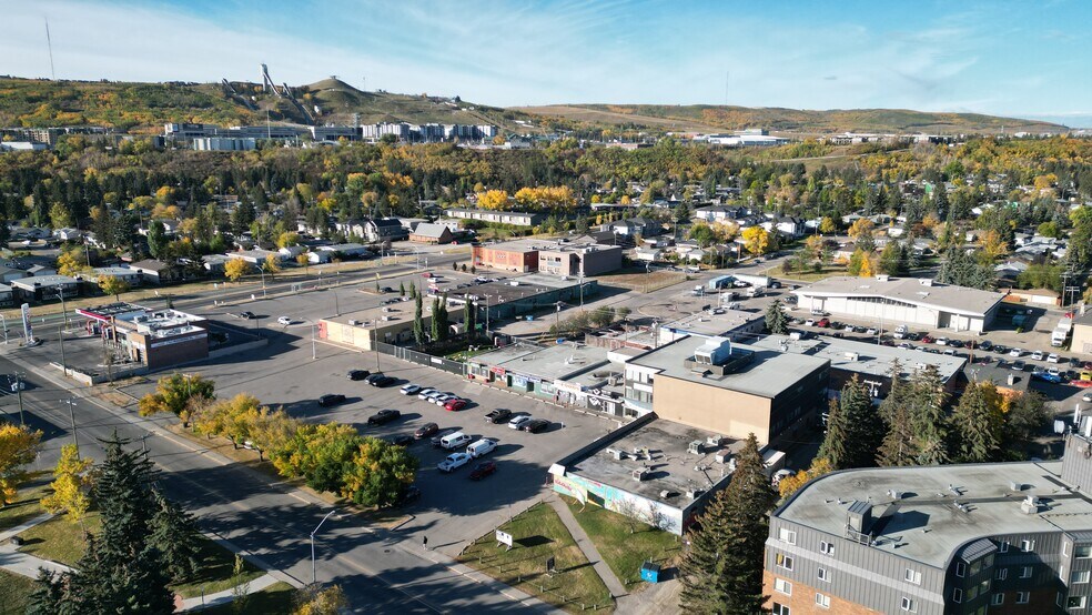 68-7930 Bowness Rd NW, Calgary, AB for lease - Building Photo - Image 2 of 3