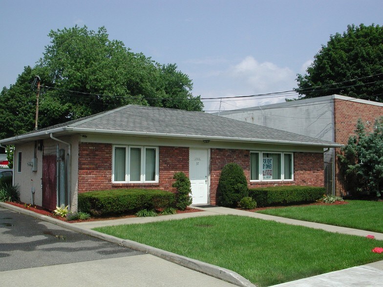 37 Bethpage Rd, Hicksville, NY for sale - Primary Photo - Image 1 of 1