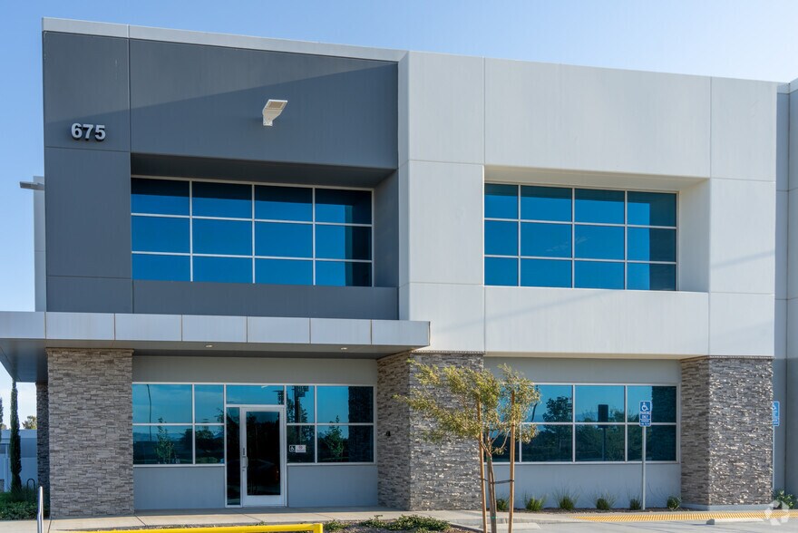 675 W Nance St, Perris, CA for lease - Building Photo - Image 3 of 6