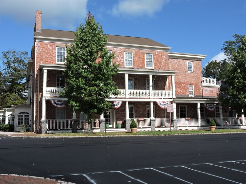 111 Main St, Chester, NJ 07930