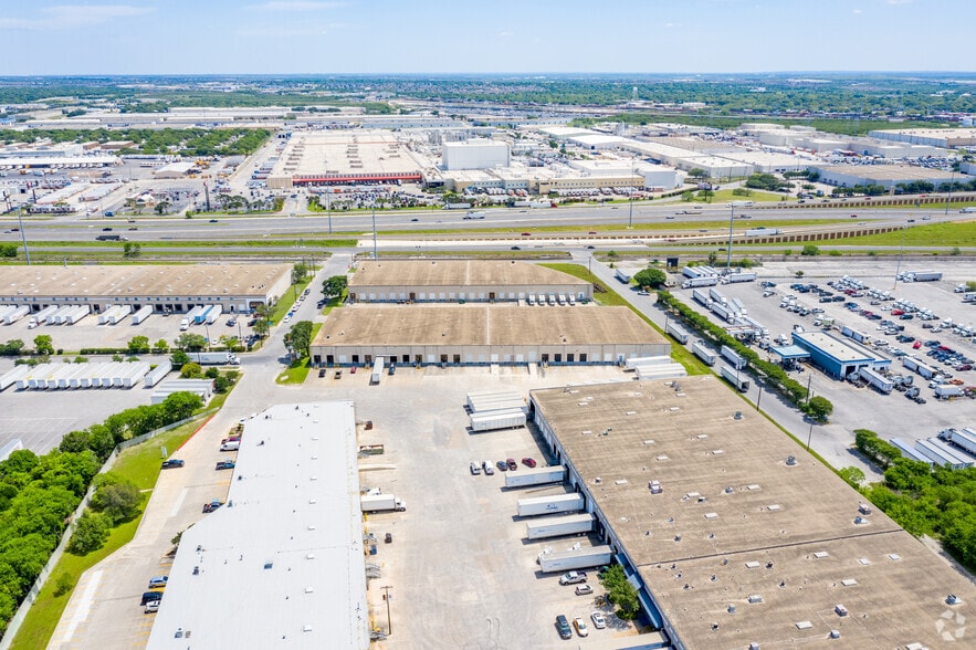 4400-4448 Tejasco, San Antonio, TX for lease - Building Photo - Image 3 of 5