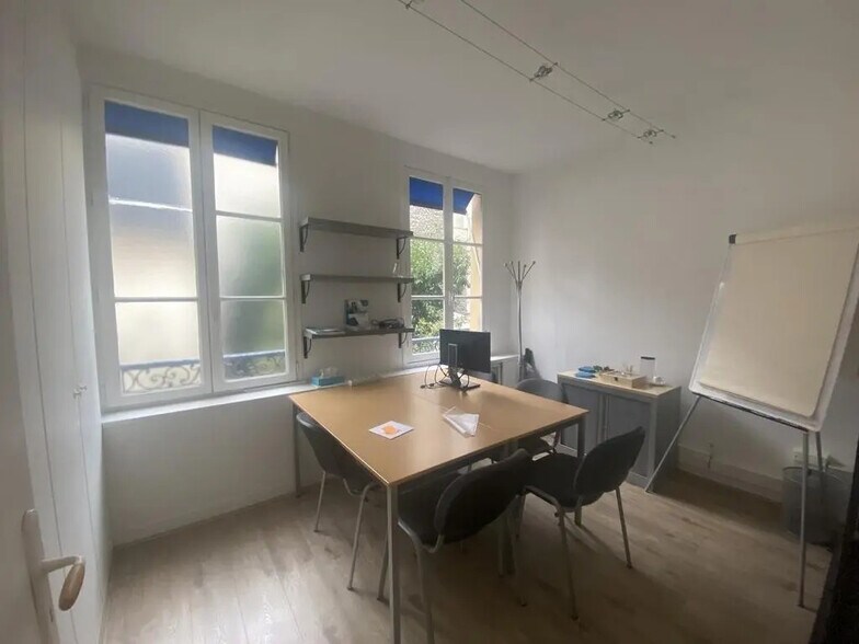 Office in Paris for lease - Building Photo - Image 2 of 6