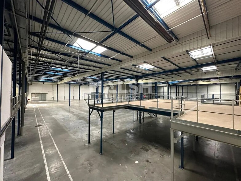 Office in Miribel for lease - Building Photo - Image 3 of 26