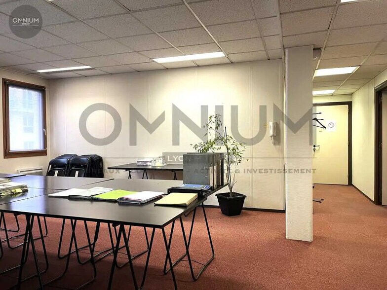 Office in Lyon for lease - Interior Photo - Image 2 of 4