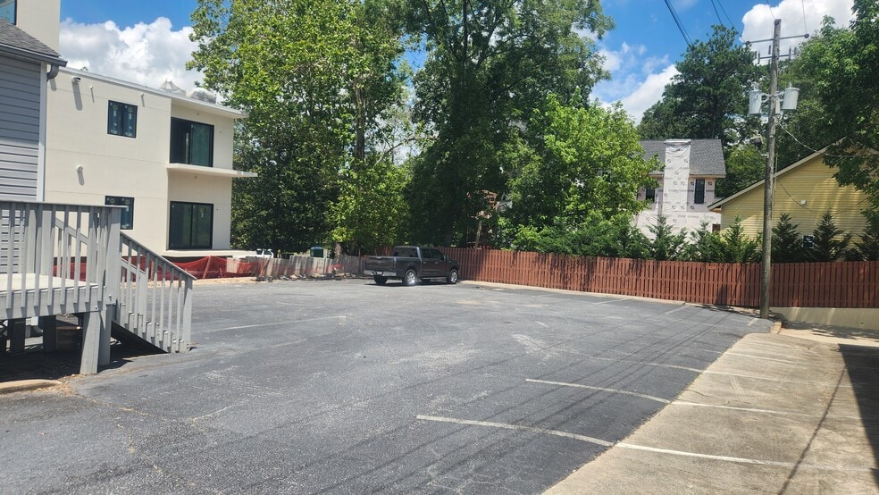 326 Sandy Springs Cir, Atlanta, GA for lease - Building Photo - Image 3 of 4