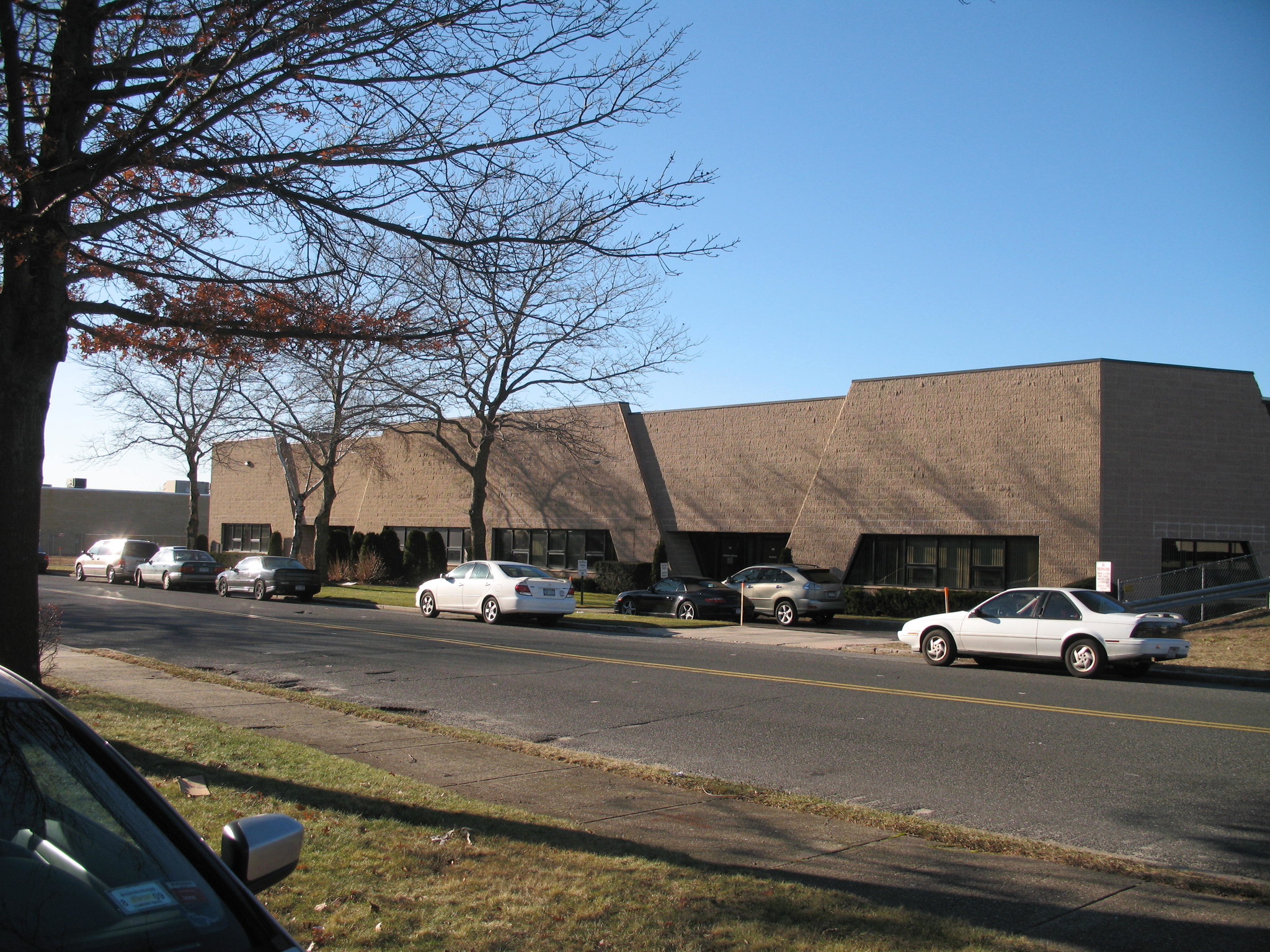 95-99 Sherwood Ave, Farmingdale, NY for lease Primary Photo- Image 1 of 6