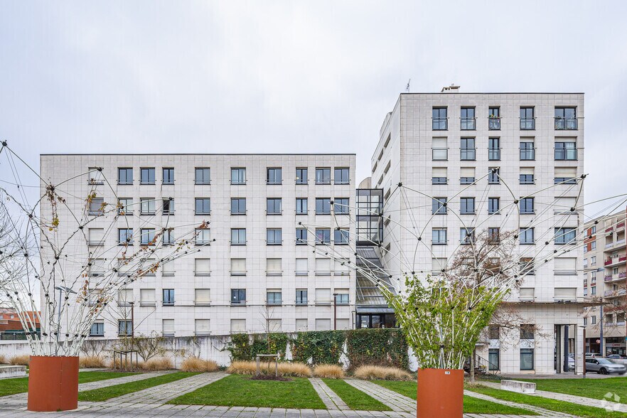 21 Avenue Du Centre, Montigny-le-Bretonneux for sale - Primary Photo - Image 1 of 1