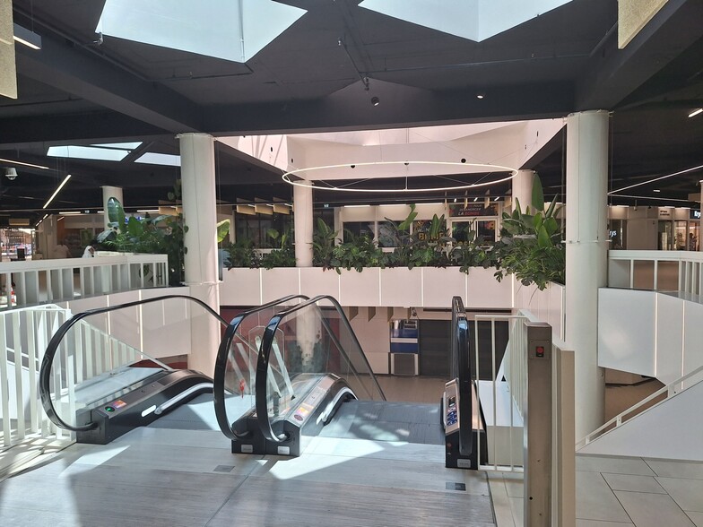 Retail in Bordeaux for lease - Building Photo - Image 3 of 5