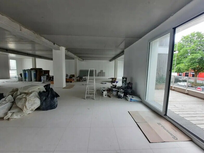 Office in Rouen for lease - Interior Photo - Image 2 of 11