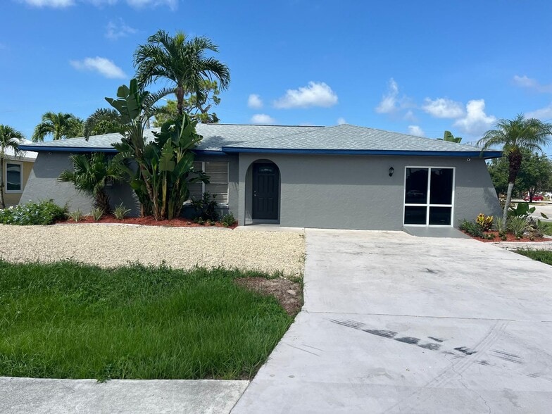 7328 Sanibel Blvd, Fort Myers, FL for lease - Building Photo - Image 2 of 11