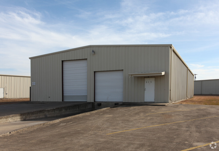 305 Industrial Dr, Forney, TX for lease - Primary Photo - Image 1 of 2