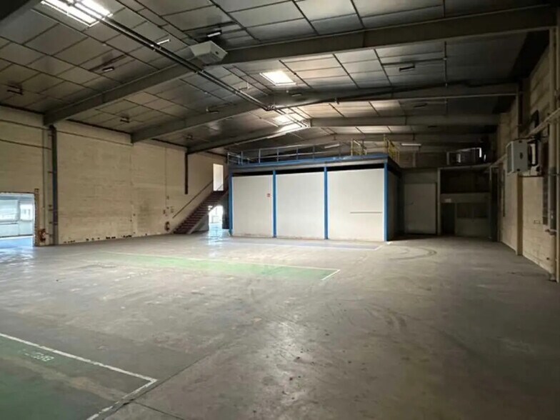 Flex in Dardilly for lease - Interior Photo - Image 3 of 11