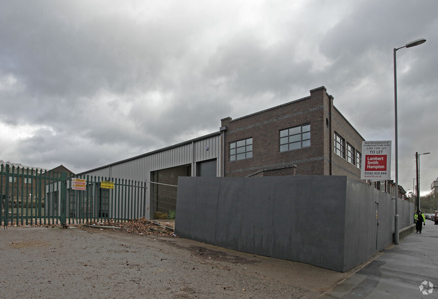 43 Windmill Rd, Luton for lease - Building Photo - Image 2 of 3