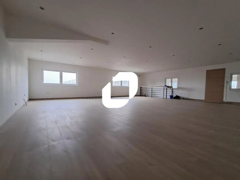 Office in Fretin for lease - Interior Photo - Image 2 of 6